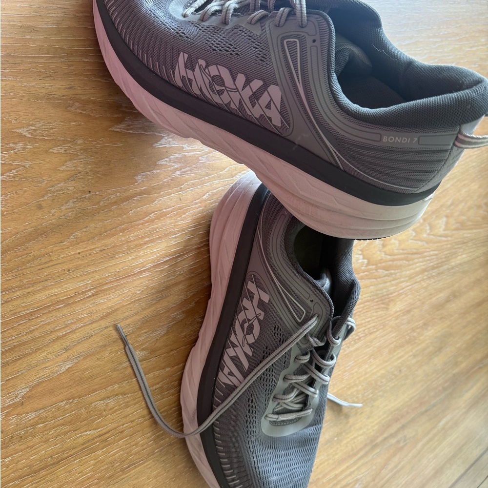 Men’s 2E- Hoka Bondi 7 in Gray and White